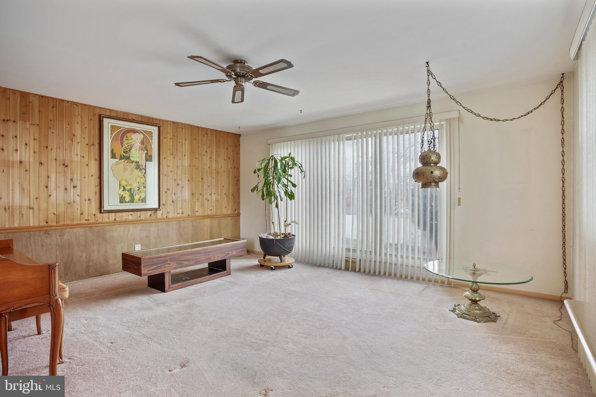 1143 Morefield Road Philadelphia, PA 19115 - Photo 3 of 15 Living Room