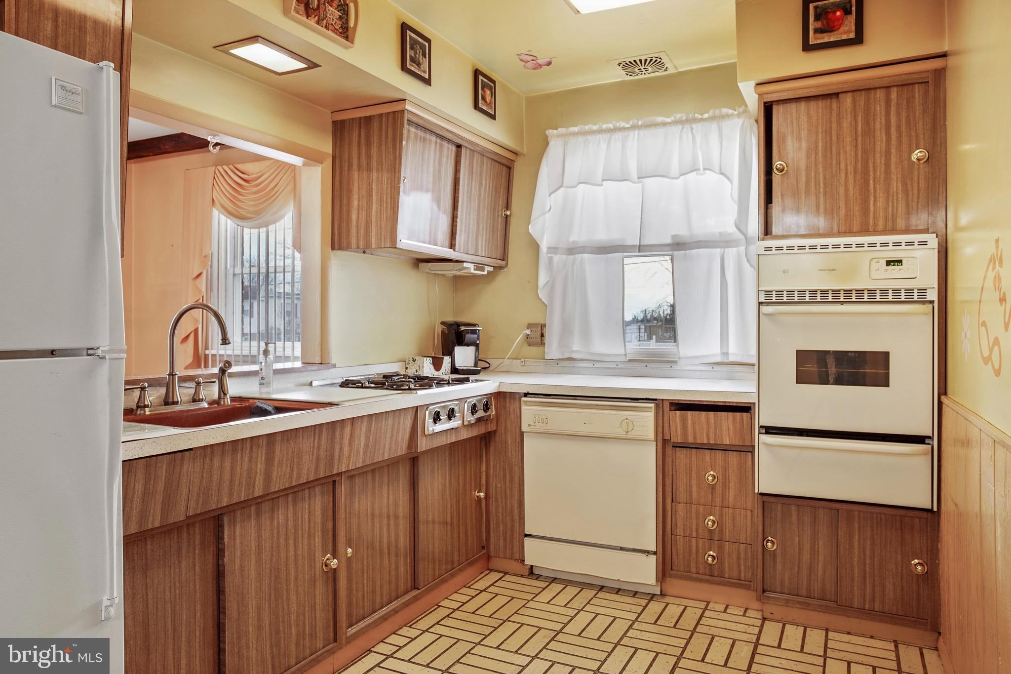1143 Morefield Road Philadelphia, PA 19115 - Photo 7 of 15 Kitchen