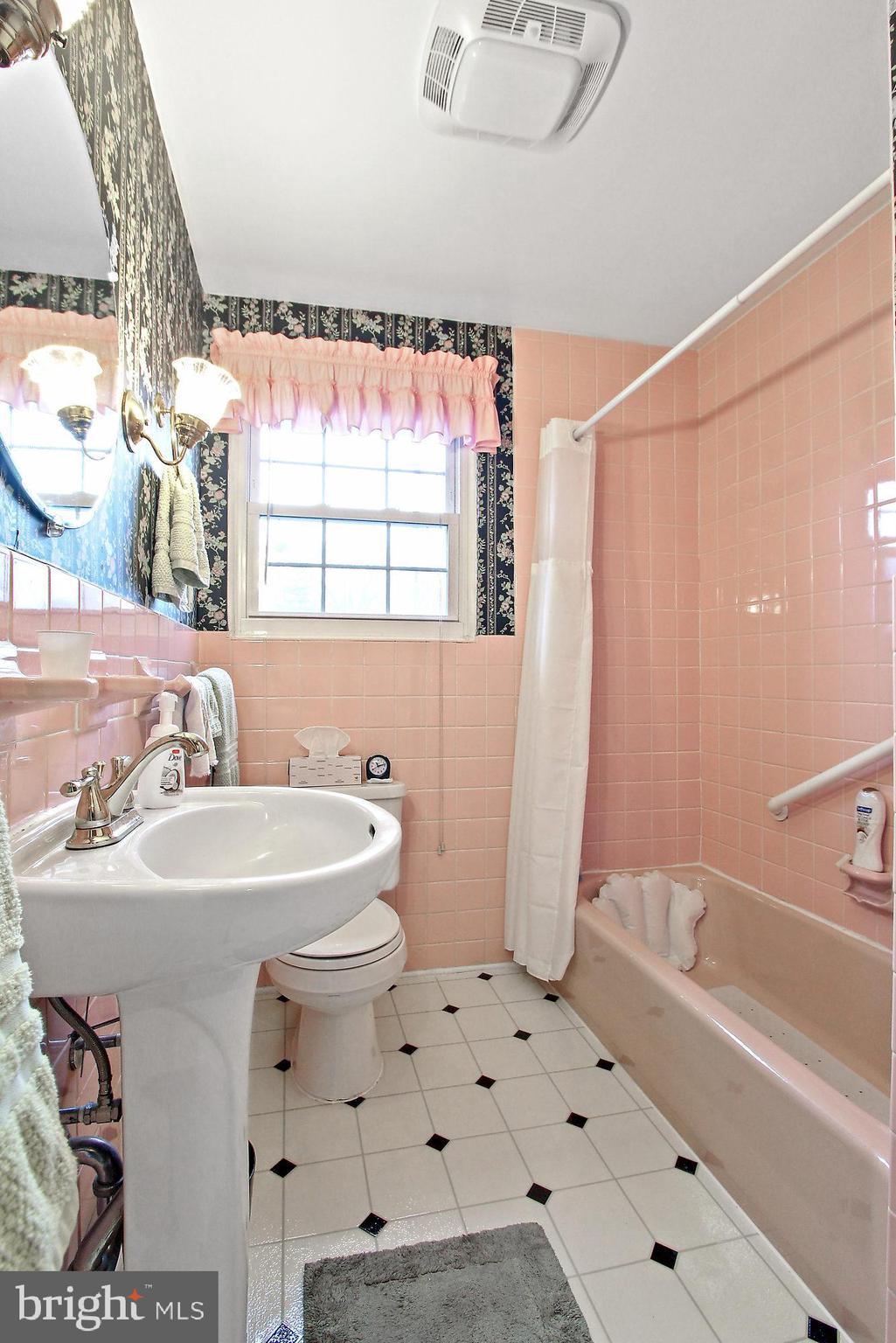 2401 Cambridge Road York, PA 17402 - Photo 18 of 28 Gallery Image 18