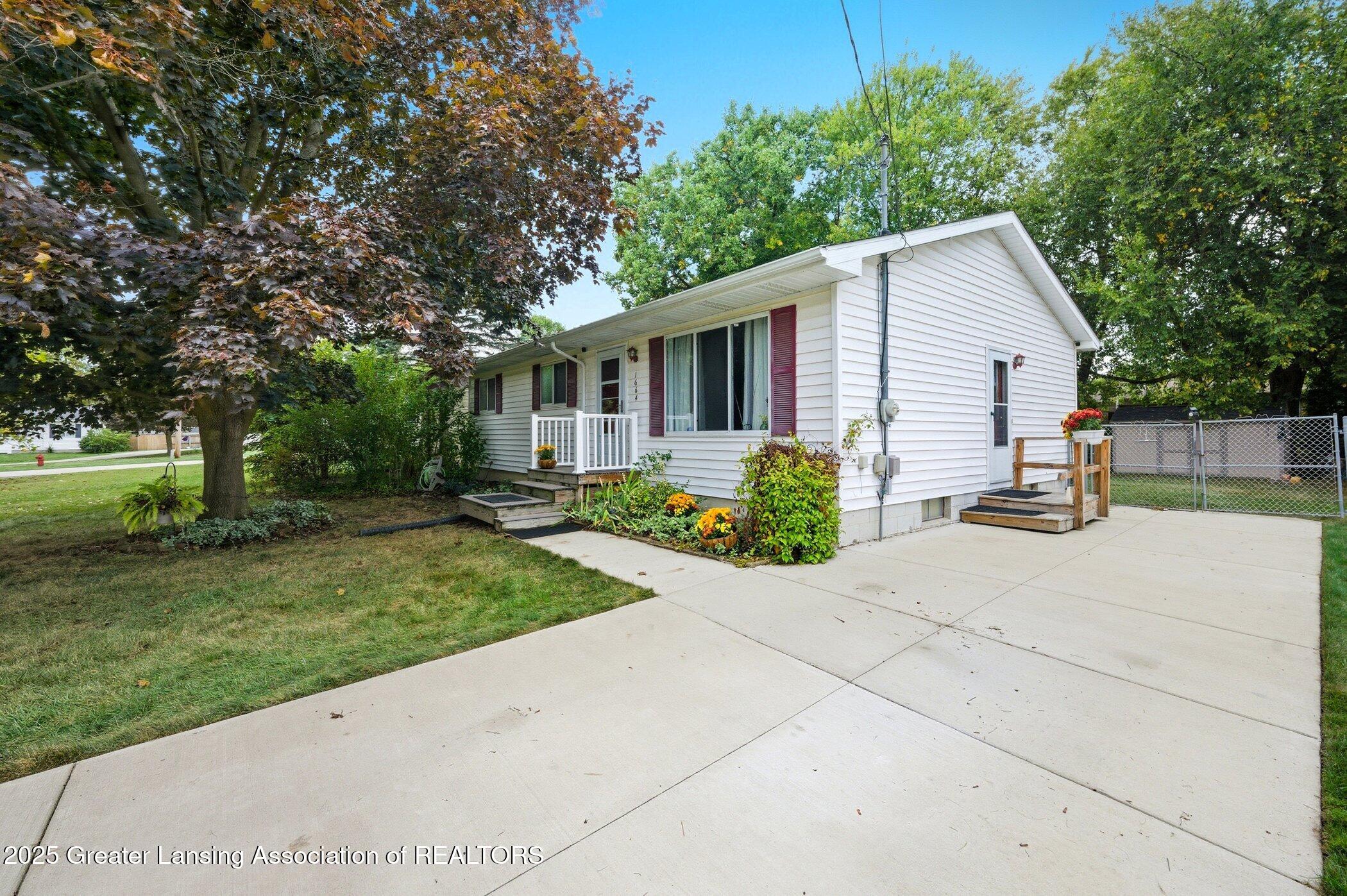 1664 Pepper Ridge Drive Haslett, MI 48840 - Photo 3 of 13 1664 Pepper Ridge Dr 9
