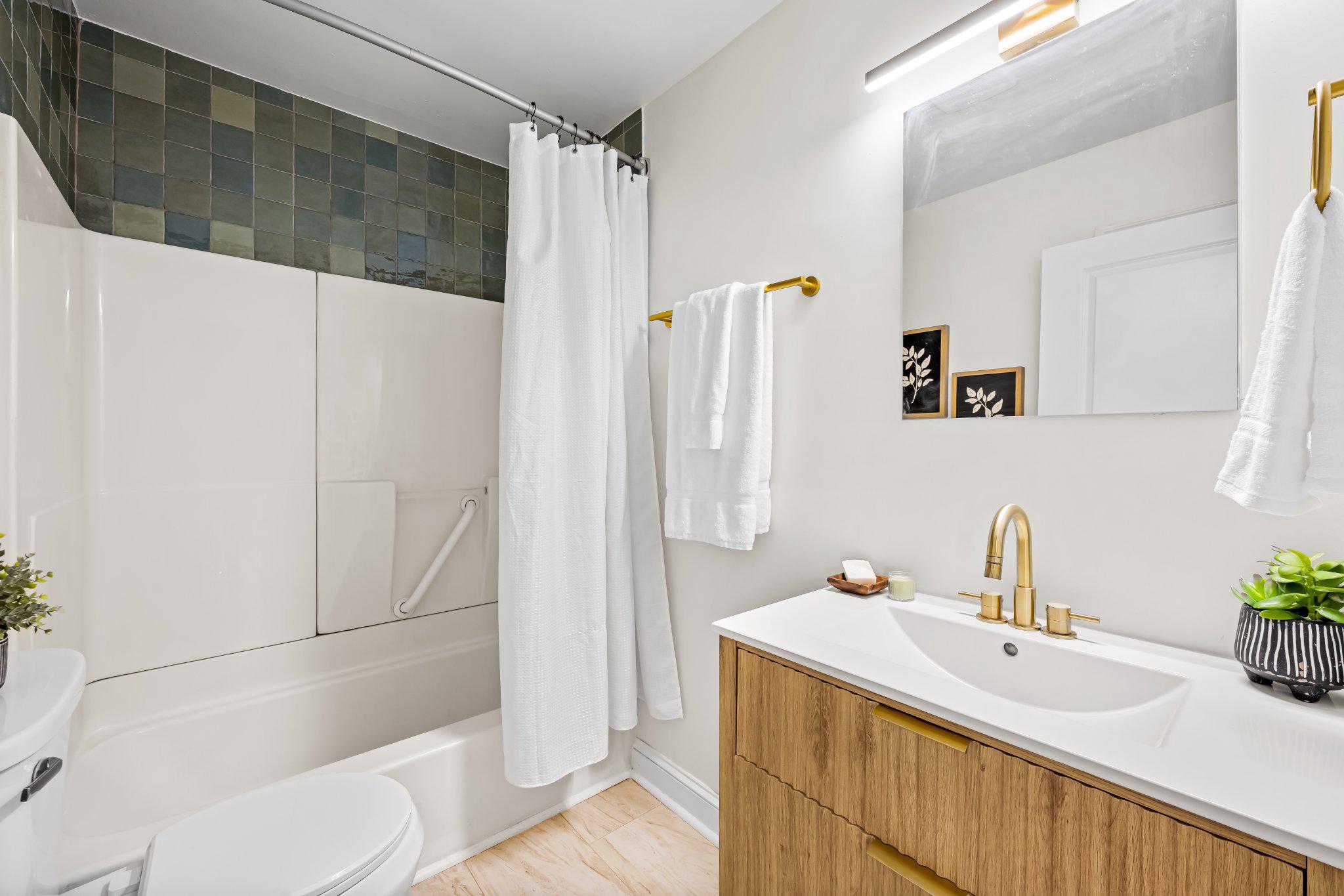6011 Wakehurst Way Baltimore, MD 21239 - Photo 23 of 36 Hall bath