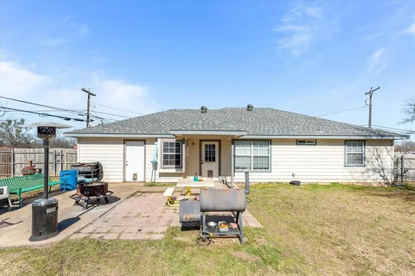 a view of a house with backyard and sitting area