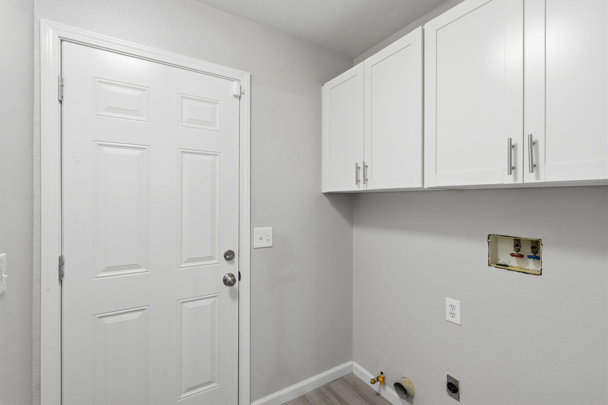 481 Katelyn Court Exeter, CA 93221 - Photo 13 of 33 a view of cabinets and window