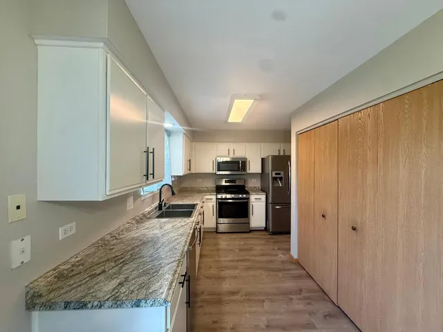 $3,300 | 2477 Smithfield Court, Aurora, IL 60503