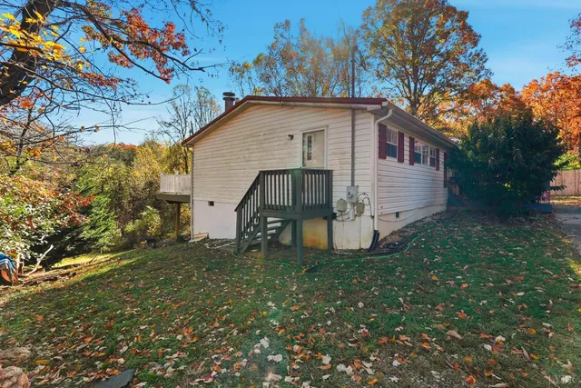 a view of a backyard