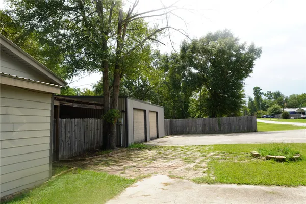 a view of a backyard