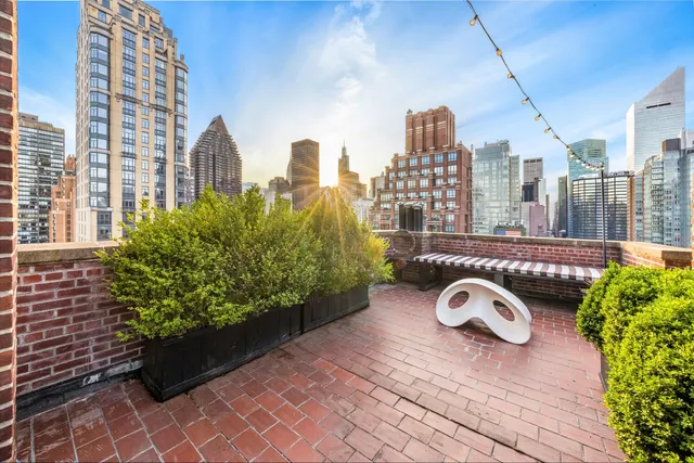 a view of ocean and city view