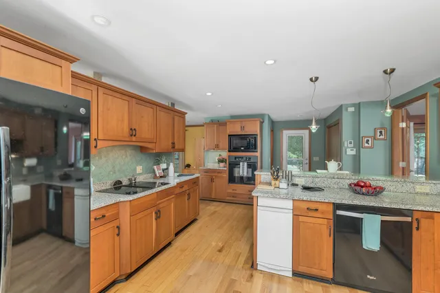 $1,125,000 | 82 Pilgrim Drive, Bedford, NH 03110