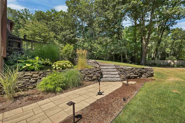 $1,125,000 | 82 Pilgrim Drive, Bedford, NH 03110