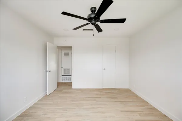 a view of empty room with a ceiling fan
