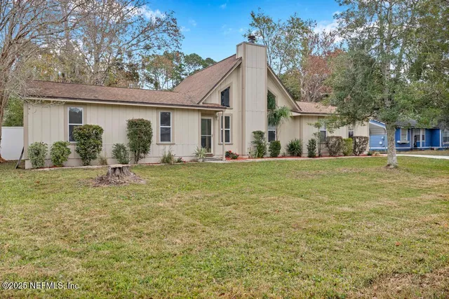 a view of a house with a yard