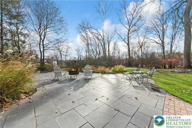 a view of a yard with sitting area