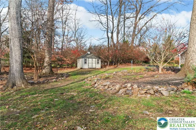 a view of yard with tree s