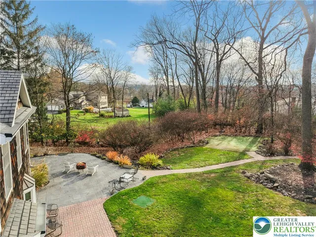 a view of a backyard