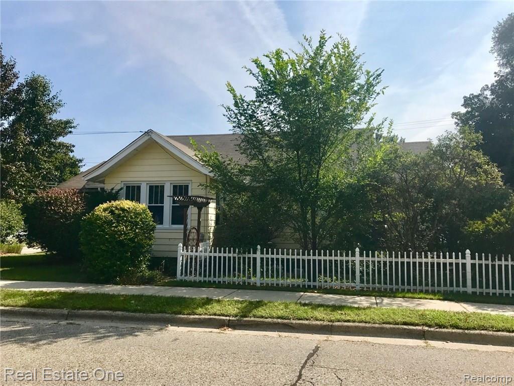 702 Parkdale Road Rochester, MI 48307 - Photo 1 of 11
