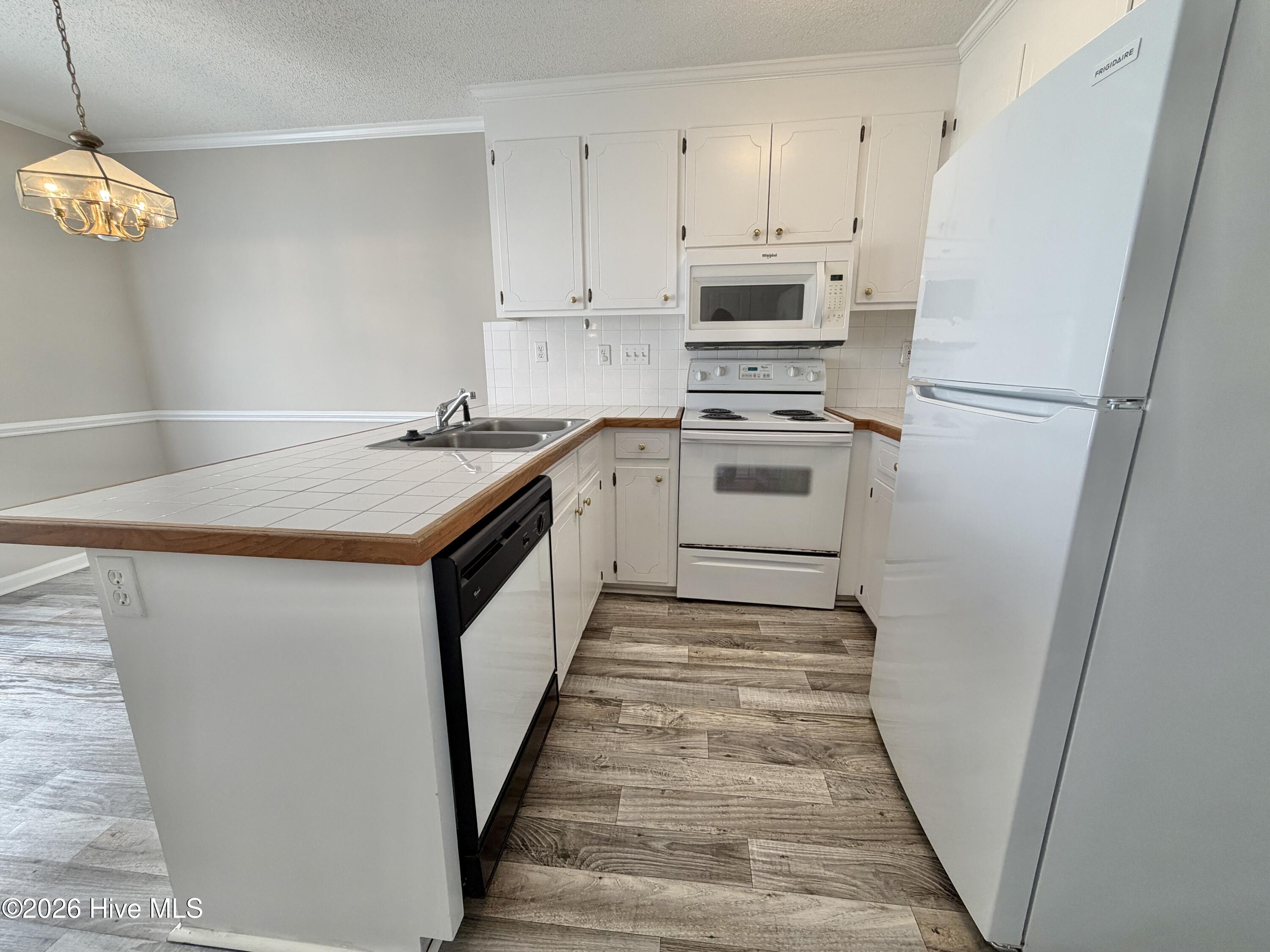 3801 Sterling Pointe Drive, Unit R2 Winterville, NC 28590 - Photo 6 of 14 IMG_3414