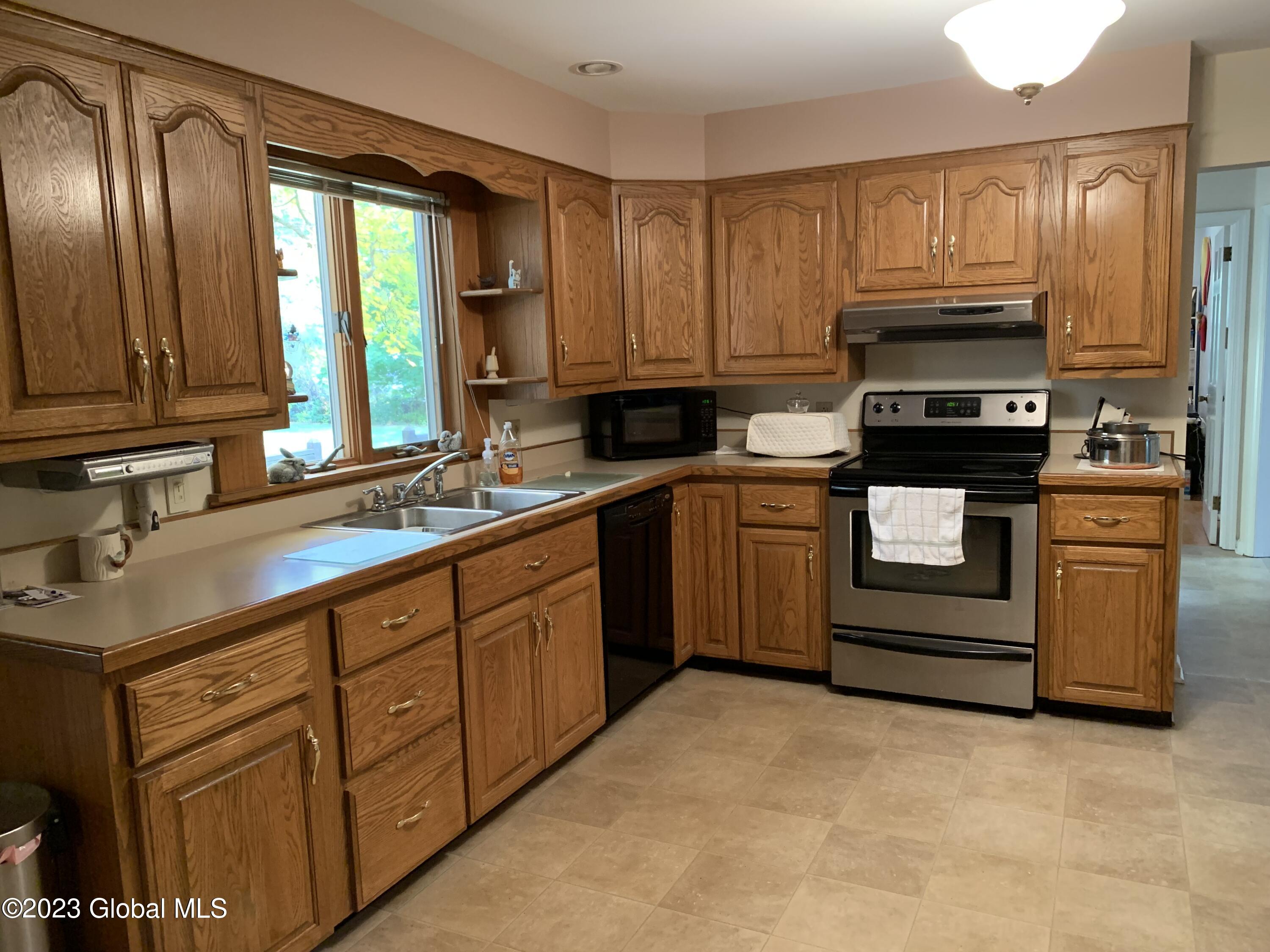 139 Dunsbach Road Halfmoon, NY 12065 - Photo 3 of 24 IMG_0400
