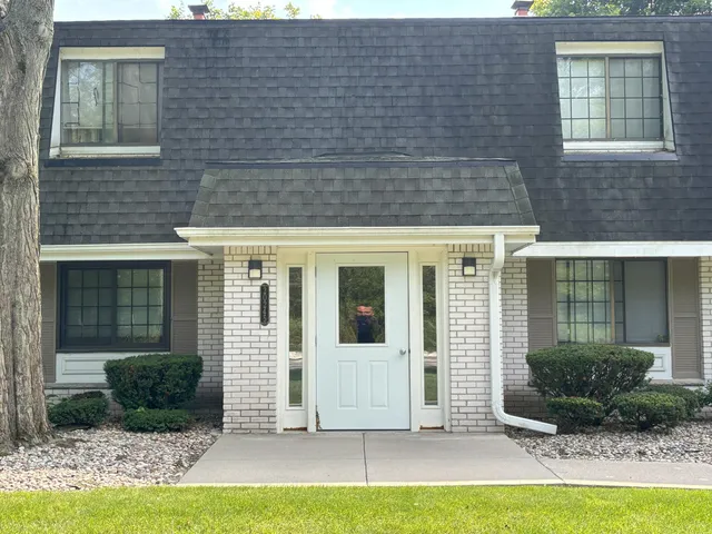 $2,100 | 20245 Independence Drive, Unit B, Brookfield, WI 53045