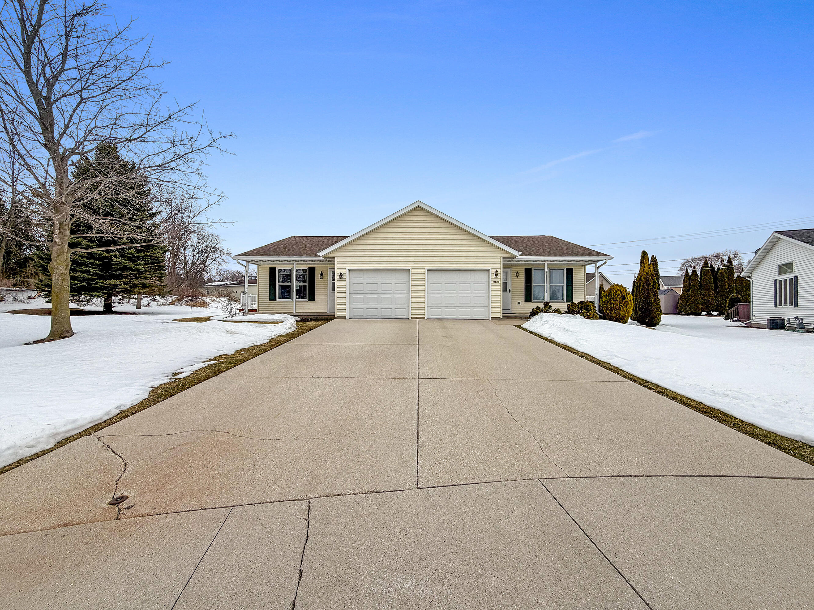 4530/4532 Oaktree Ct
