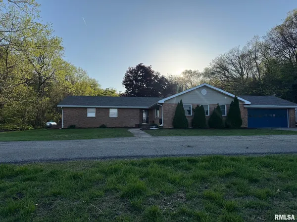 $370,000 | 1928 Highway 100, Astoria, IL 61501