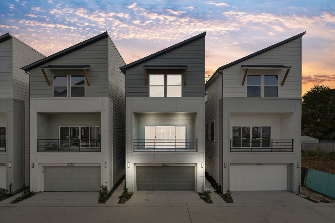 Views at Martin is a vibrant privately gated community built by Dacasa Homes. Each residence comes with a covered porch, private backyard, covered balcony that extend from your living room with sliding doors plus a community dog park and walking area.