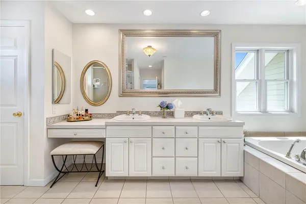 $2,450,000 | 180 Cottontail Drive, Portsmouth, RI 02871