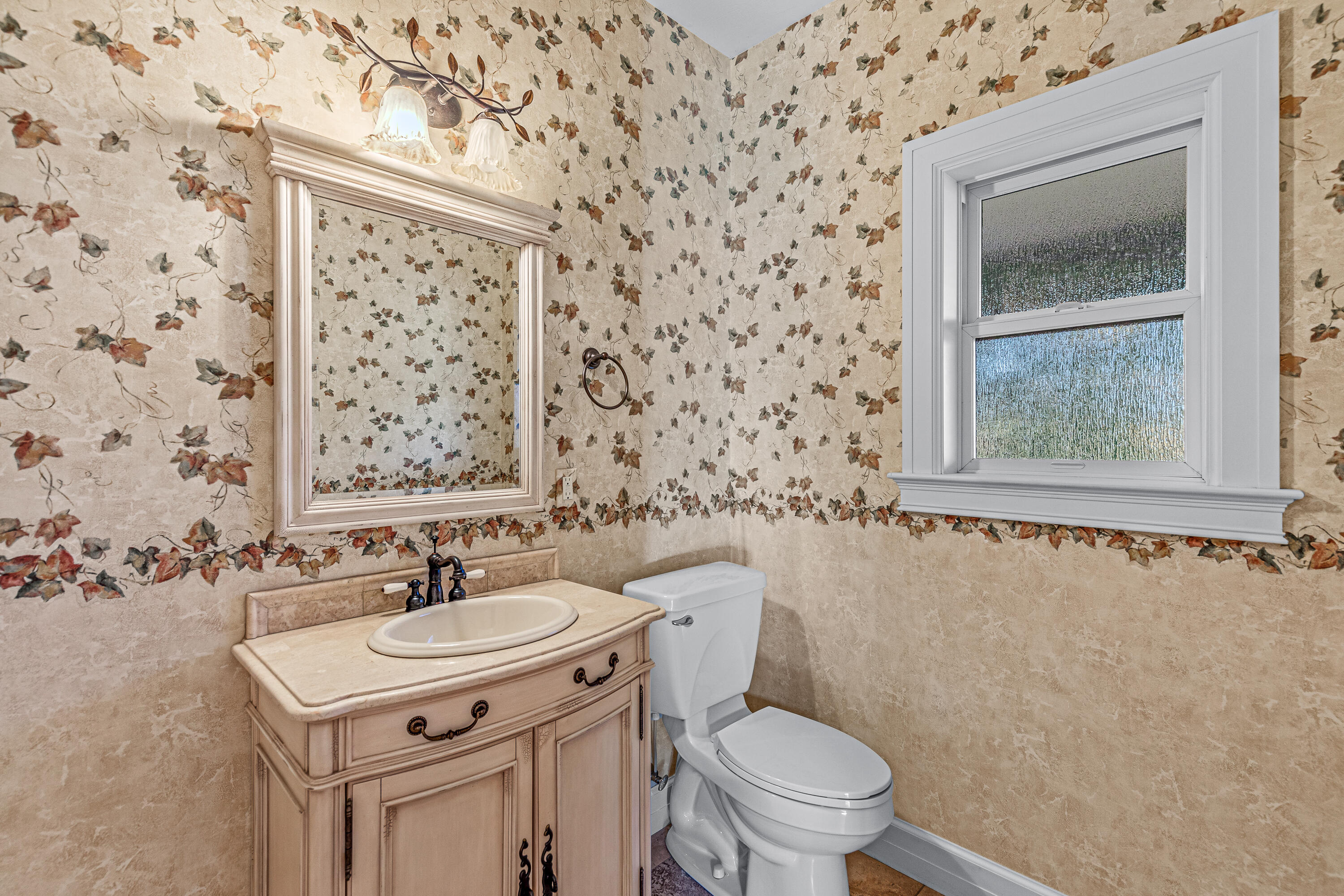 1820 Dry Creek Road Eagle Point, OR 97524 - Photo 45 of 64 Guest Bathroom