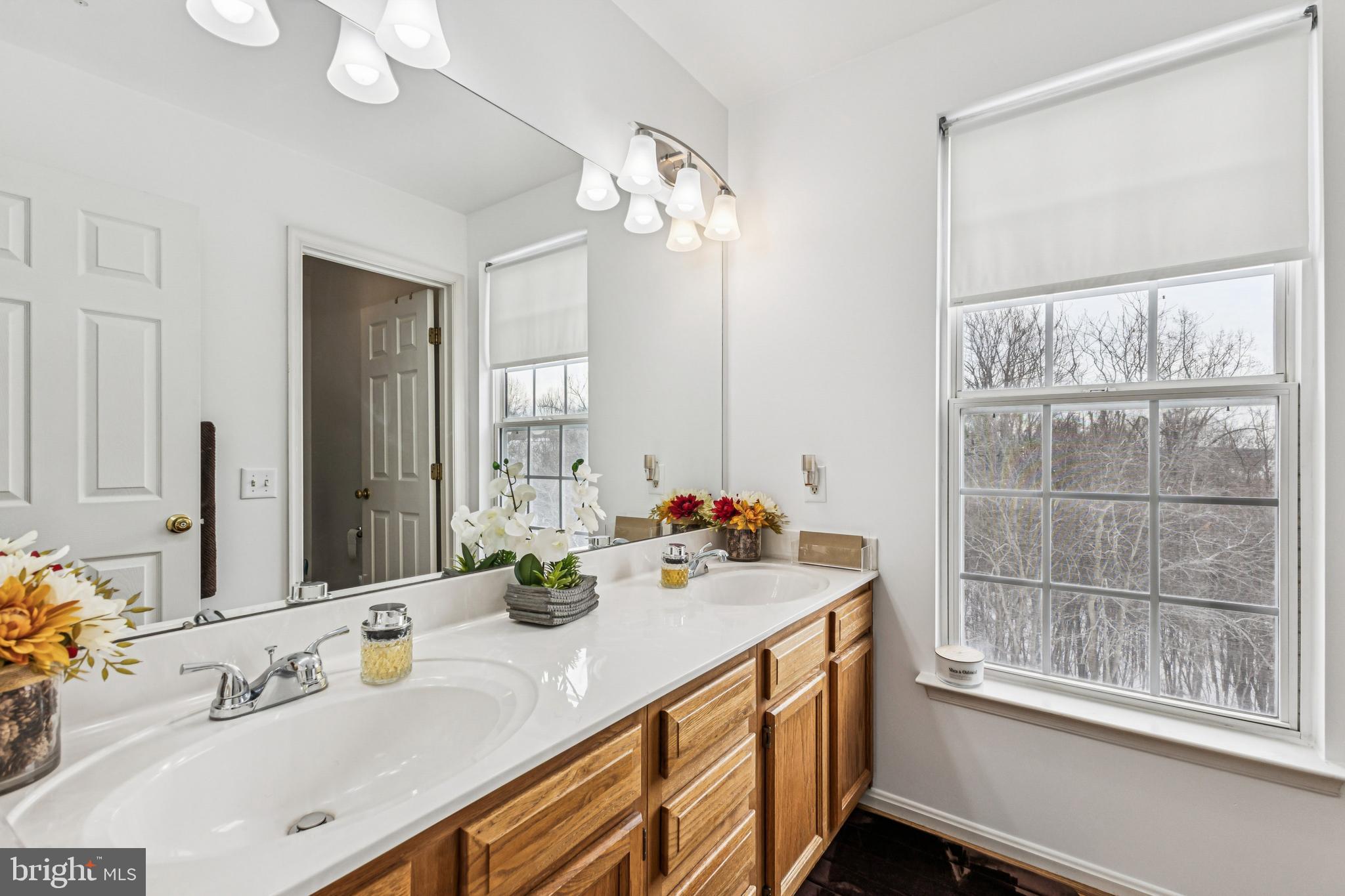3205 Benjamin Court Clinton, MD 20735 - Photo 32 of 44 Upper level Hallway bath