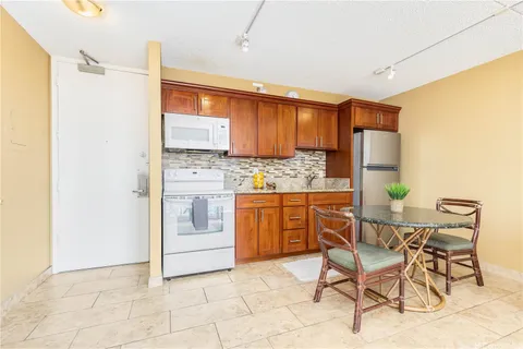 $680,000 | 201 ʻŌhua Avenue, Unit 1706, Honolulu, HI 96815