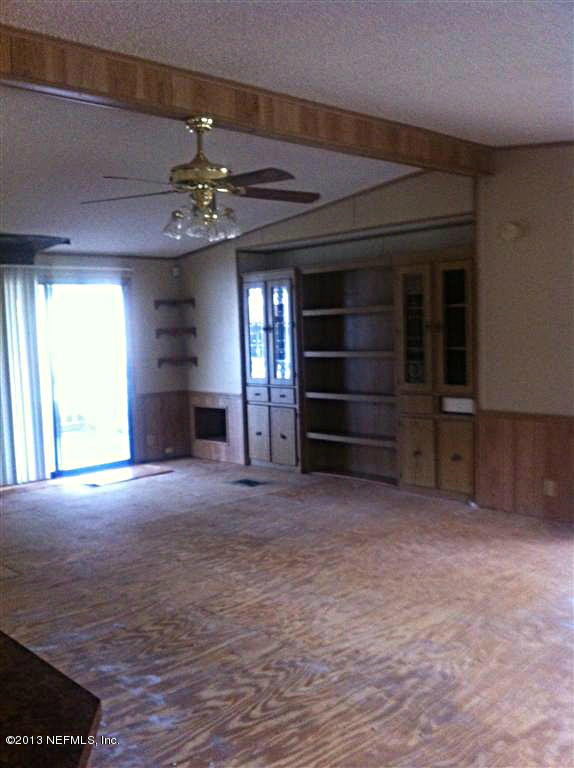 9275 Fish Road Jacksonville, FL 32220 - Photo 4 of 15 Living Room
