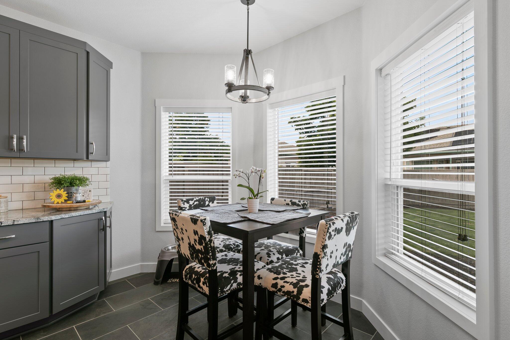 2651 Beebe Road Central Point, OR 97502 - Photo 17 of 34 breakfast nook