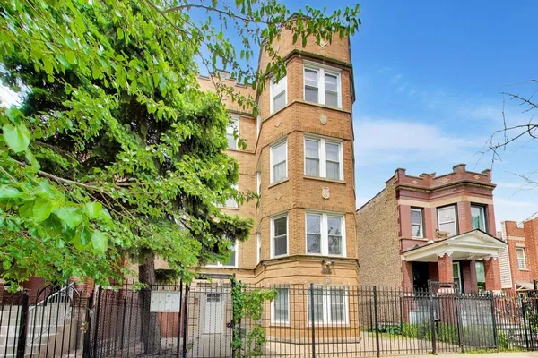 $2,850 | 3336 West Evergreen Avenue, Unit 1, Chicago, IL 60651