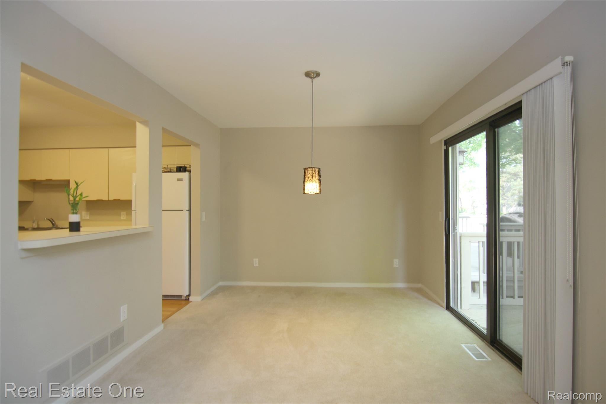 559 Harrow Court, Unit 39 Rochester, MI 48307 - Photo 6 of 19 jHarrow Ct Dining Room.jpg