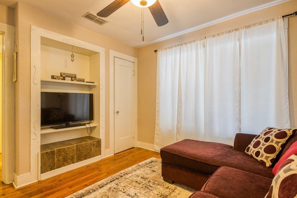 322 Fetick Avenue Taft, TX 78390 - Photo 14 of 34 a living room with furniture and a flat screen tv