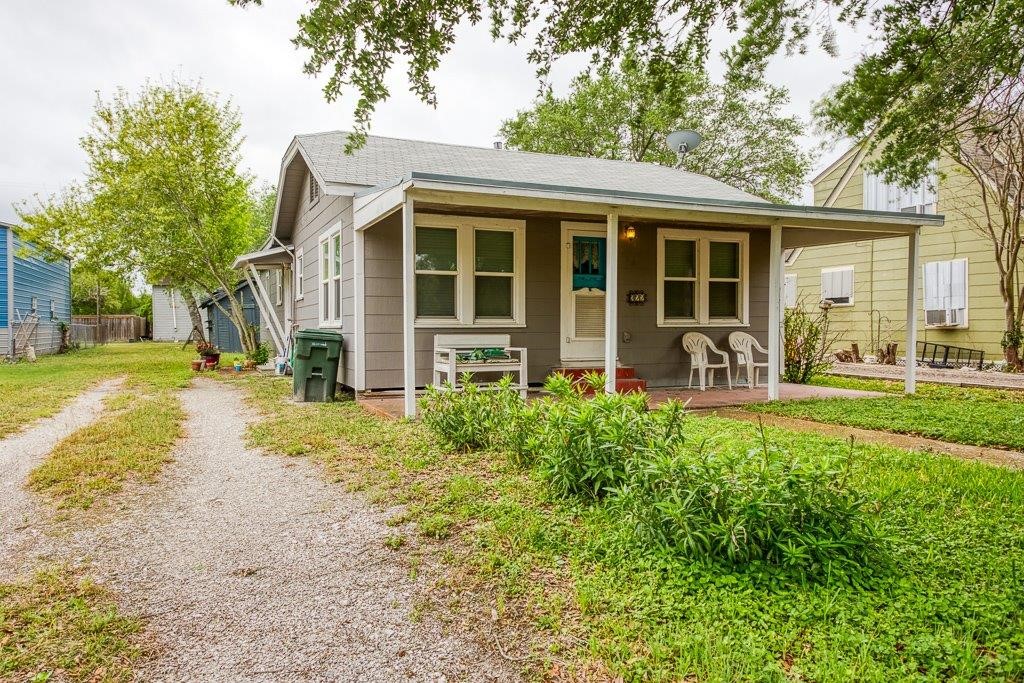 322 Fetick Avenue Taft, TX 78390 - Photo 3 of 34 a front view of house with yard and green space