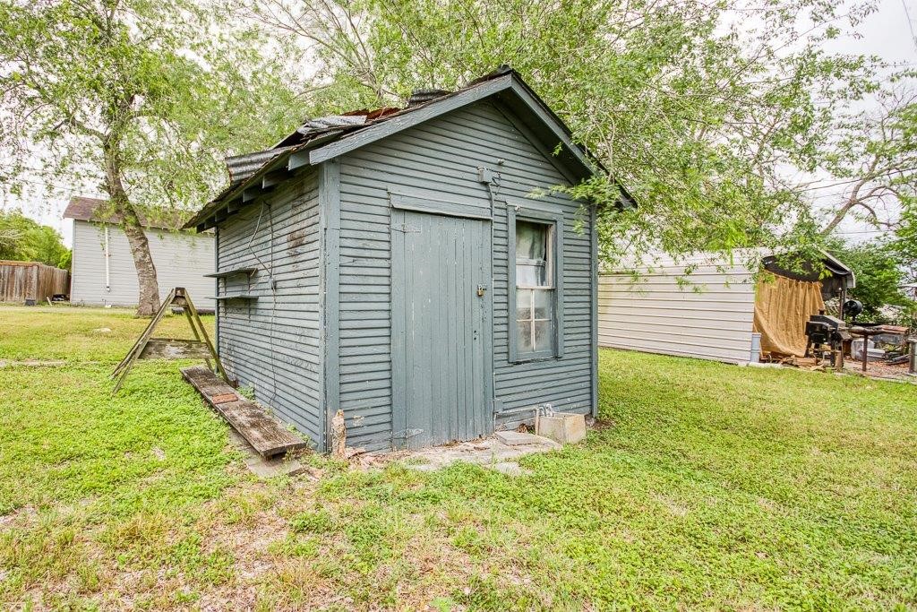 322 Fetick Avenue Taft, TX 78390 - Photo 34 of 34 a view of a backyard with wooden fence