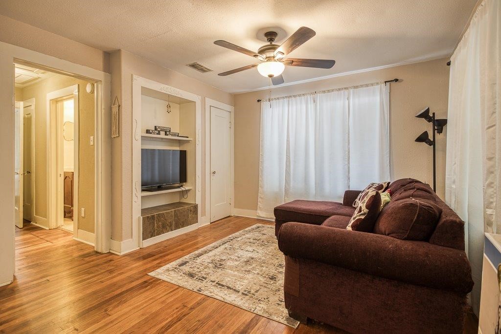 322 Fetick Avenue Taft, TX 78390 - Photo 8 of 34 a living room with furniture and a large window