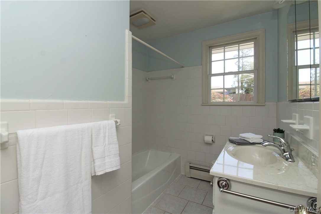 2931 Osborne Road Chester, VA 23831 - Photo 17 of 24 a bathroom with a sink and a bathtub