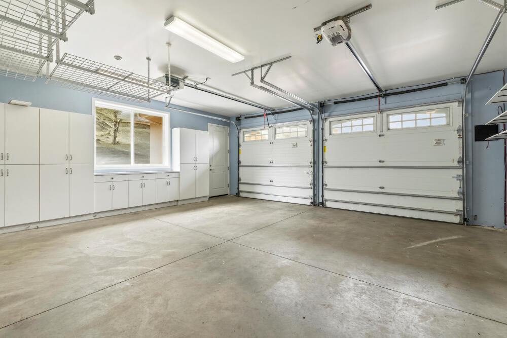 6586 Cooper's Hawk Road Klamath Falls, OR 97601 - Photo 33 of 68 Garage