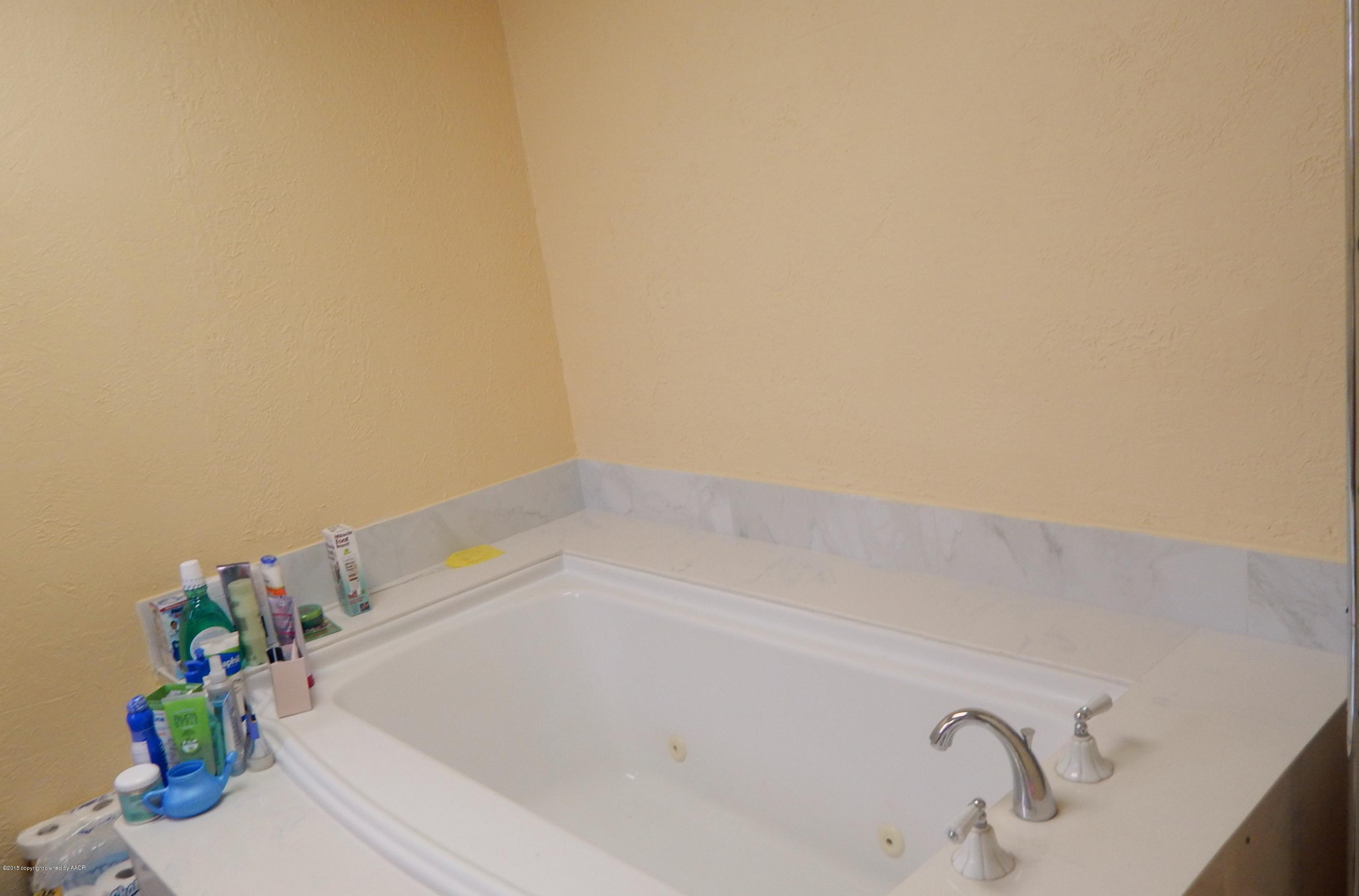 6100 Hester Road Amarillo, TX 79124 - Photo 15 of 21 MASTER JACUZZI TUB