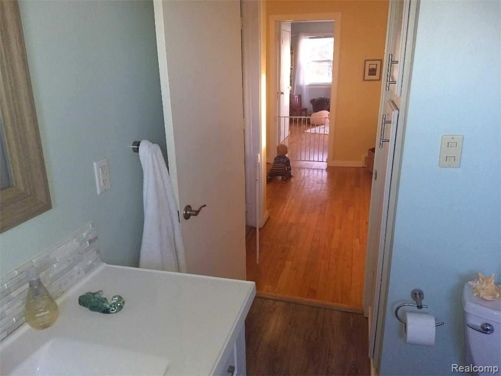 1385 East Thompson Road Holly, MI 48442 - Photo 30 of 68 1385 upstairs bath 3.jpg