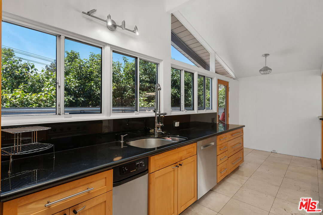 3641 Woodcliff Road Los Angeles, CA 91403 - Photo 11 of 26