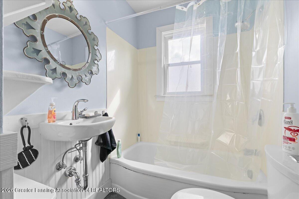 3423 Upton Road Lansing, MI 48917 - Photo 14 of 40 16-Media Jett - 11