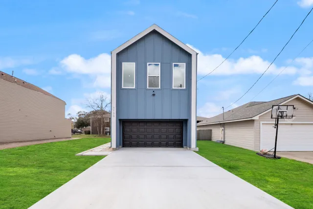 a view of house with backyard and garden