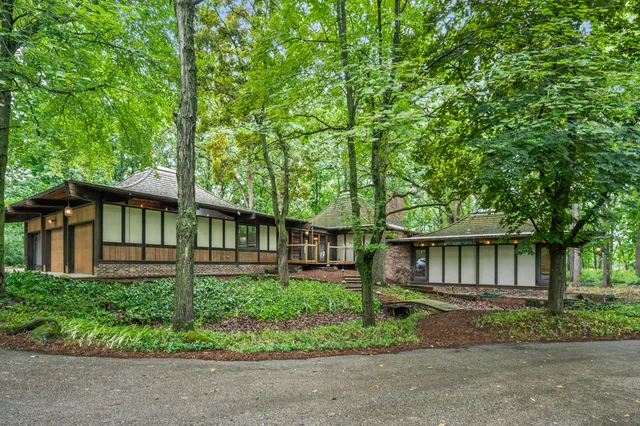 $1,050,000 | 8500 North River Road, River Hills, WI 53217