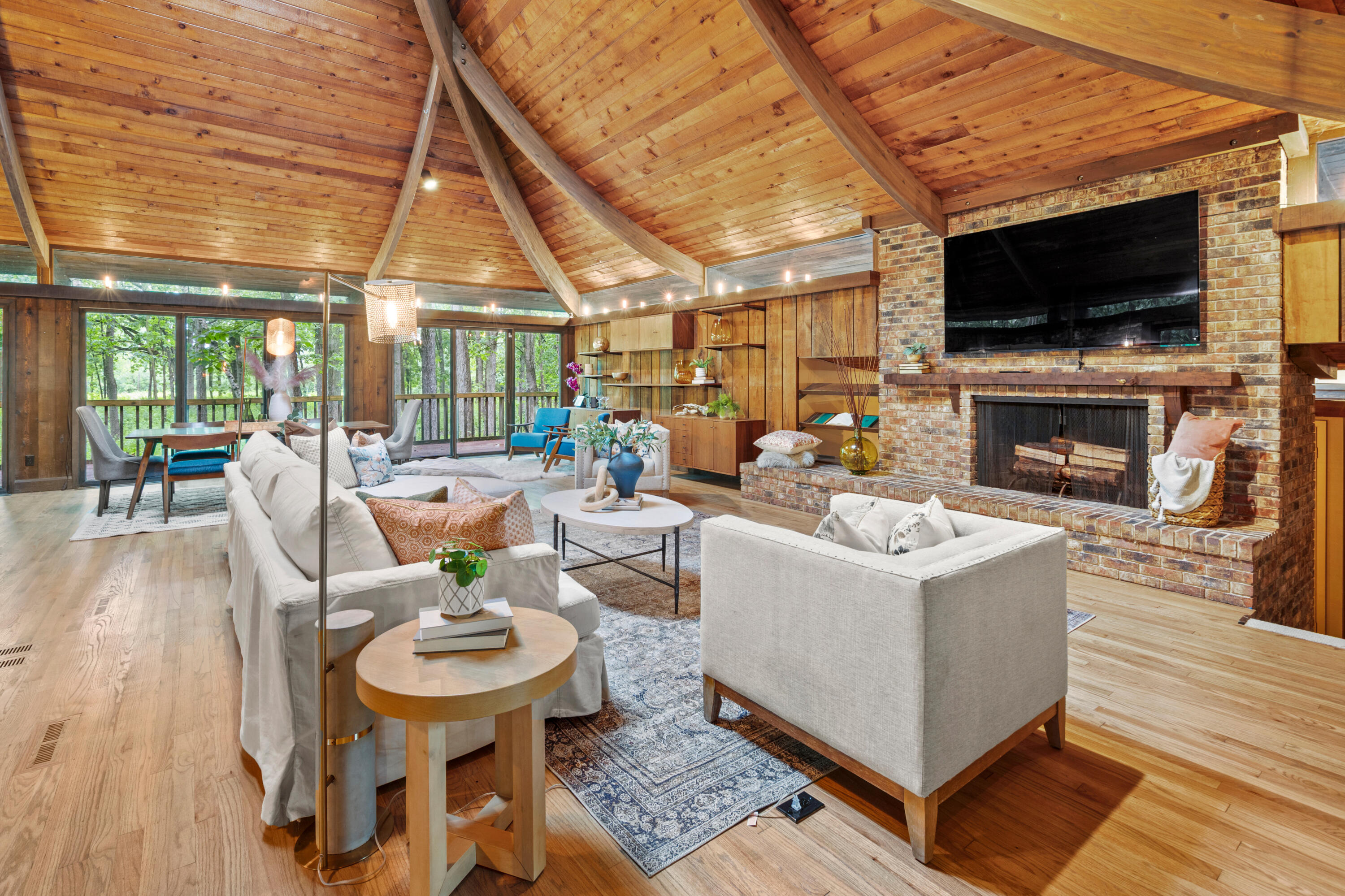 8500 North River Road River Hills, WI 53217 - Photo 27 of 105 Living Room