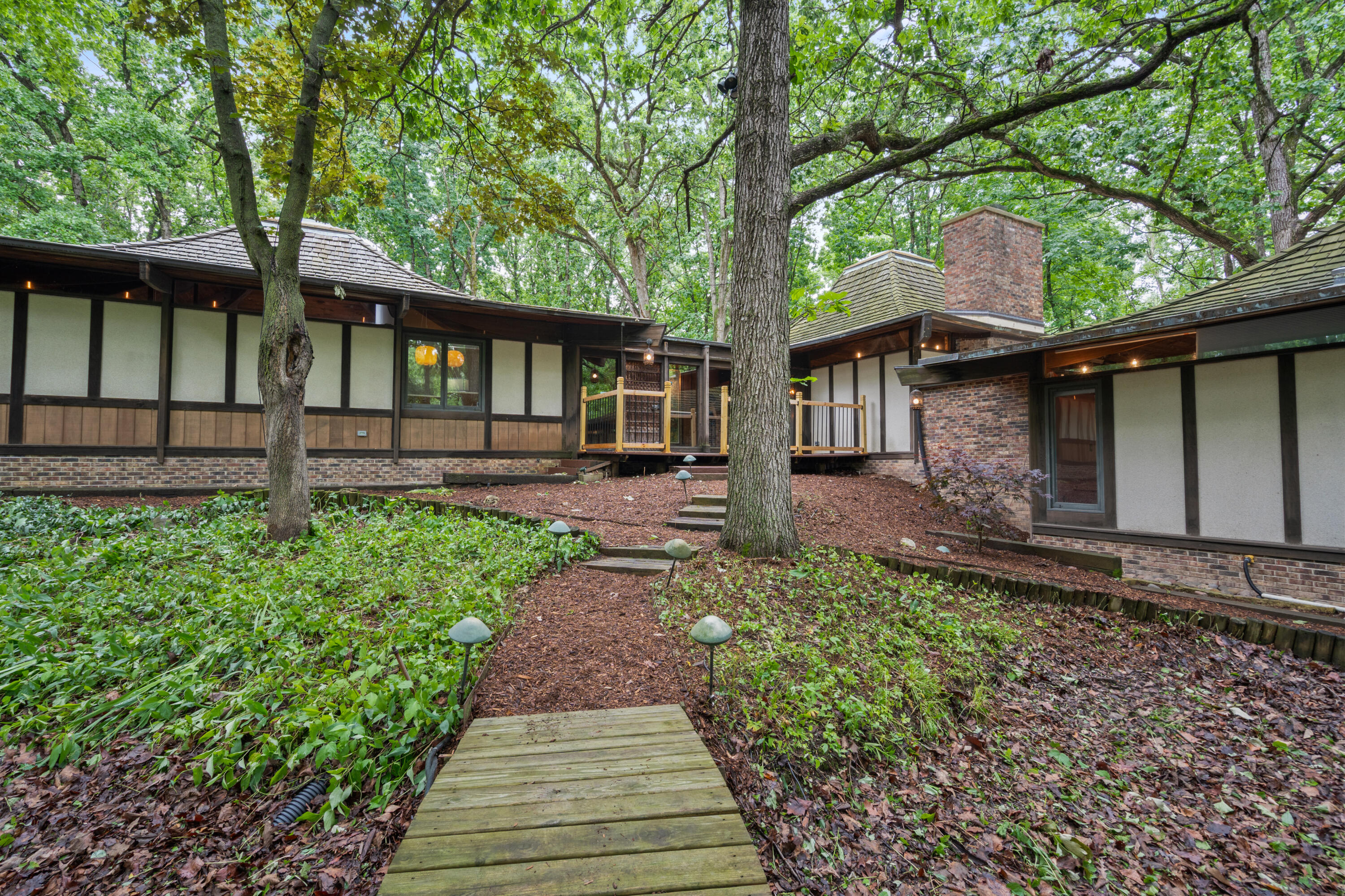 8500 North River Road River Hills, WI 53217 - Photo 94 of 105 Walkway to front entrance