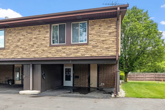$285,000 | 7 Cour Versaille, Palos Hills, IL 60465