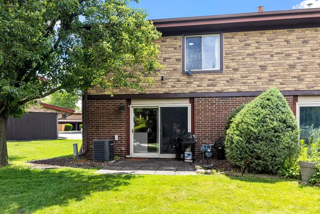 $285,000 | 7 Cour Versaille, Palos Hills, IL 60465