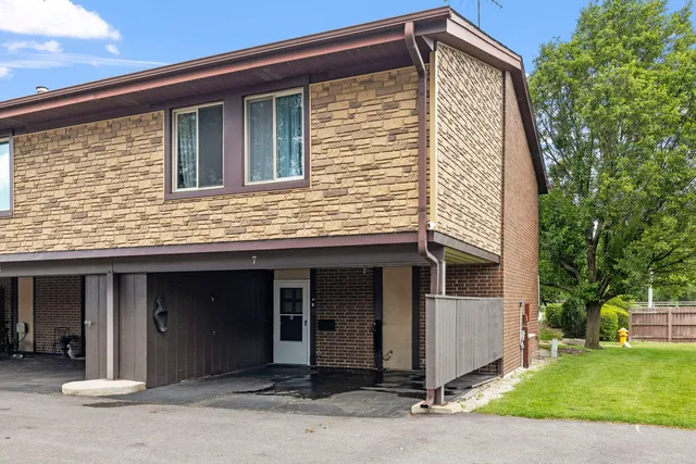 $285,000 | 7 Cour Versaille, Palos Hills, IL 60465
